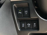 運転席の左側にはオートスライドドア、エマージェンシーブレーキ、VDC、LDW(車線逸脱警報)等の操作スイッチが有ります。