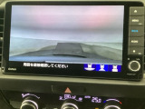 【バックカメラ】運転が苦手な方も車庫入れラクラクです!ギアをリバースに入れれば自動的に切り換わりますので、面倒な操作は不要です♪狭い駐車場もお車を傷つけず安心ですね!