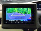 【バックカメラ】駐車時に後方がリアルタイム映像で確認できます。大型商業施設や立体駐車場での駐車時や、夜間のバック時に大活躍!運転スキルに関わらず、今や必須となった装備のひとつです!