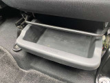 助手席下にも収納ボックスがあります。