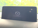 【10.25インチマツダコネクト】車内の雰囲気にマッチした大型ディスプレイ。スマホ接続でのナビ使用やBluetooth再生等、様々な機能が楽しめます。直感的なダイヤル操作が可能で、使い勝手も良好です。