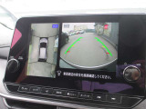 自車を真上から見下ろすように映し出すので周囲の状況が分かるアラウンドビューモニター搭載。フロントカメラとしても使用できます。車庫入れなど苦手な人の頼りになる助っ人です。