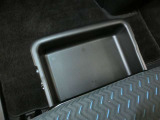 助手席下に収納ボックス付き。洗車道具や書類などのスペースに是非!!