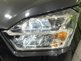 【LEDヘッドライト】悪天候や夜間走行時も良好な視界を確保し安心して運転できる高輝度LEDヘッドライトを装備!点灯速度が早く、消費電力も抑えられています。