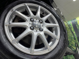 【15インチアルミホイール】外観にマッチしたアルミホイールを装着しております。各種アルミホイールや、スタッドレスタイヤも取扱いしております。是非ご相談ください♪