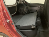 リヤシートの背もたれを倒すと、トランクスペースが開放的に広がり荷物もたっぷり収納可能です。