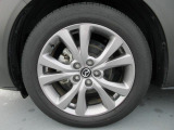 18インチ純正アルミホイールを装備。タイヤサイズは215/55R18となります。
