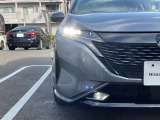 【アダプティブLEDヘッドライト】車両を検知し、LEDヘッドライトが対向車や先行車を照射しないよう自動でハイビームの照射範囲を切り替えます。