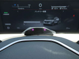 ドライバーモニターシステム:走行中に運転者が一定時間以上目を閉じたり、顔の向きを前方から大きく外したりするなどして居眠りやわき見などをしているとシステムが判断した場合音と表示で警告します。