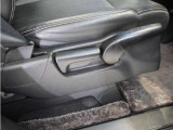 【ハイトアジャスター】レバーの上下操作だけで、座面を運転しやすい高さへ簡単に調節できます。