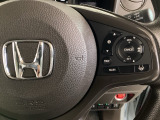 ハンドルにHondaセンシング系のクルーズコントロールやレーンキープアシストなどのスイッチが装備されています。ハンドルから手を離さず安全に操作できます。