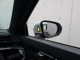 アウディサイドアシスト『後方の死角を並走する車両を検知しドアミラーの内側のLEDが点灯。ドライバーに注意を促し事故を未然に防ぐシステムです。』