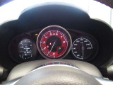 スポーティなメーターパネル。