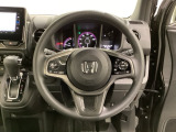 ハンドルにHondaセンシング系のクルーズコントロールやレーンキープアシストなどのスイッチと、オーディオの操作スイッチが装備されています。ハンドルから手を離さず安全に操作できます。