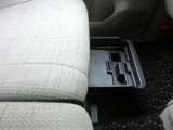 助手席下に2段のボックスがあります。下の段にはかさばる車検証ケースが収納できます。