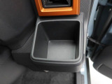 カップホルダーは運転席や助手席からちょうど手の届く位置です!!