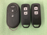 スマートキーを装備しています。鍵を差し込むことなくドアロックの開け閉めと、スタートボタン操作でのエンジンスタートができます。加えて、純正リモコンエンジンスターター用の操作キーもついています。