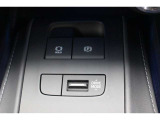 ドライブモードスイッチ。電動パーキングブレーキ。停車時ブレーキ保持するホールド機能スイッチは大変便利ですね。