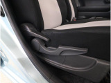 運転席にはシートリフターを装備しており、体型や好みに合わせて座面の高さを細かく調整できます。視界を確保しやすく、安全性と快適性の両方を高めてくれるため、長距離運転でも疲れにくい便利な機能です。