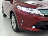 明るいライトが夜道を明るく照らしてくれます。 運転する上で、道路状況をいかに早く認識できるか重要なポイントです。 白色光が暗い道も明るく照らしてくれますよ。