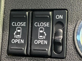 【両側パワースライドドア】スマートキーや運転席のスイッチで後席両側スライドドアの開閉が可能♪電動だから力を入れてドアを開ける必要が無く、小さなお子様でも簡単に開け閉めでき快適です♪