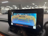 【バックカメラ】駐車時に後方がリアルタイム映像で確認できます。大型商業施設や立体駐車場での駐車時や、夜間のバック時に大活躍!
