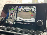 まるで真上から見ているような、視認性の良いアラウンドビューモニターです。駐車が苦手な方でもこれでらくらく駐車できますよ。