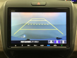 バックでの車庫入れも安心です! リアカメラが付いているバックモニター付のナビを装備しております。操作線もついており距離感も画面から確認できます。