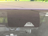 【エマージェンシーブレーキ】走行中に前方の車両等を認識し、衝突しそうな時は警報とブレーキで衝突回避と被害軽減をアシスト。より安全にドライブをお楽しみいただけます。