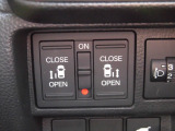 狭い駐車場や壁際でもドアをぶつける心配が少なく開けられる両側スライドドアです。両側共に電動で、開閉操作も楽々です!