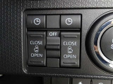 【ウェルカムオープン機能】降車時にインパネのスイッチで予約しておけば、乗車時にスマートキーを持ってクルマに近づくだけで、パワースライドドアが自動で解錠しオープンします!