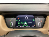 デジタル表示のスピードメーターとタコメーター、燃費やオドメーターなどの表示の他に、ホンダセンシング機能などの表示もできる多機能なマルチインフォメーション・ディスプレイです。