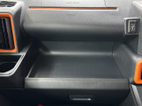 助手席側のインパネトレイは大きくてボックスティッシュも置けます!USBソケット付きでスマホの充電もできます♪