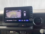 バックギアに入れますとご覧のような画像に自動的に切り替わります。車庫入れ時に役立ちます。