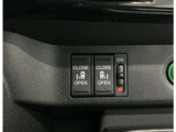【両側パワースライドドア】両側がパワースライドドアになっており、運転席のスイッチやスマートキーでも開閉が可能です!開口部も広いので乗り降りも楽々♪
