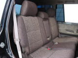 ファブリックのシートカバーが全席に装着済み!