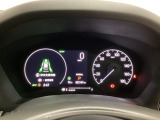 ハイブリット車専用のメーターです。右側の大型スピードメーターに加え、ステアリングスイッチを使って左のマルチインフォメーション・ディスプレイで燃費や動力伝達などの情報が見れるようになっています。