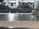 【カラーヘッドアップディスプレイ】現在の速度や走行情報をデジタル表示で運転席前方のガラスに投影!カラー付きで視認性も高く、運転中目線をずらさず必要な情報を確認できるのでとっても便利で安心!