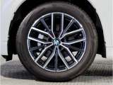 BMWの純正アロイホイールは軽量かつ強度にも優れているホイールで走行性能を引き上げる設計になっております。足元にもBMWは妥協がなくこだわっている個所になります。