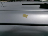 ルーフの運転席側前方にキズがあります。