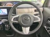 インテリアに合わせたデザインのステアリングは、運転される方のことも考え、運転しやすい形状、大きさです。是非一度、実際に触ってお確かめください。