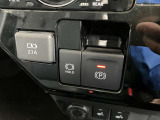 ★電動パーキングブレーキ★ブレーキペダルから足を離しても停車状態を保持できるオートブレーキホールド機能!スイッチを引き上げるだけで作動しアクセルを踏むと自動で解除します!