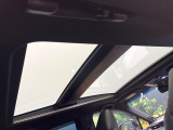 【調光パノラマルーフ】車内の解放感が一気に上がる大型パノラマルーフに調光機能がプラス!日差しが強い時、シェードを閉めなくてもガラスの透明度を調整することで心地よい明るさに♪