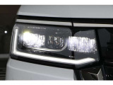LEDヘッドライトで夜間の視認性も高く、シャープな輝き、先進の安心感。安全とスタイルの調和を生み出します。