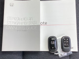 メンテナンスノート【整備記録簿】、取説も揃ってます。スマートキーはバッグなどにしまったままボタン操作でエンジンの始動・停止ができて大変便利です。