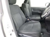 高いホールド性で運転姿勢が安定します。長距離ドライブでも疲れにくいのが魅力です。快適なドライビングライフをお送りください♪