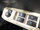 【電動格納ミラー】サイドミラーは電動格納式となっており、狭い駐車場でもキズがつくリスクを抑えられます。