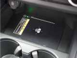 ◆ワイヤレス充電器◆ワイヤレス充電規格Qiに適合した機器を充電エリアに置くことで使用できます。