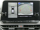 全周囲カメラで、クルマを上空から見下ろしているかのような映像を映し出します。周囲の状況がひと目でわかります!