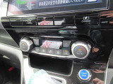 見やすいデジタル表示のオートエアコン!暑い時・寒い時も設定した温度に車内を自動で調節♪